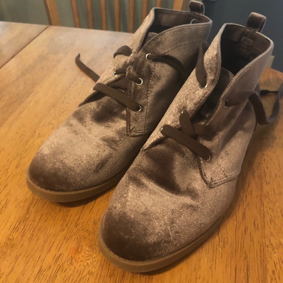 Velvet Booties Sz 8 - Picture 2 of 6